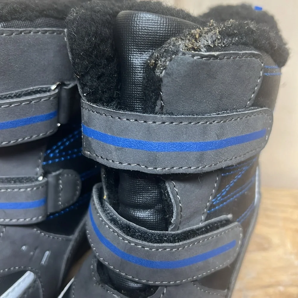 Boys Totes winter /snow boot.  In very good condition. There are some scuffs